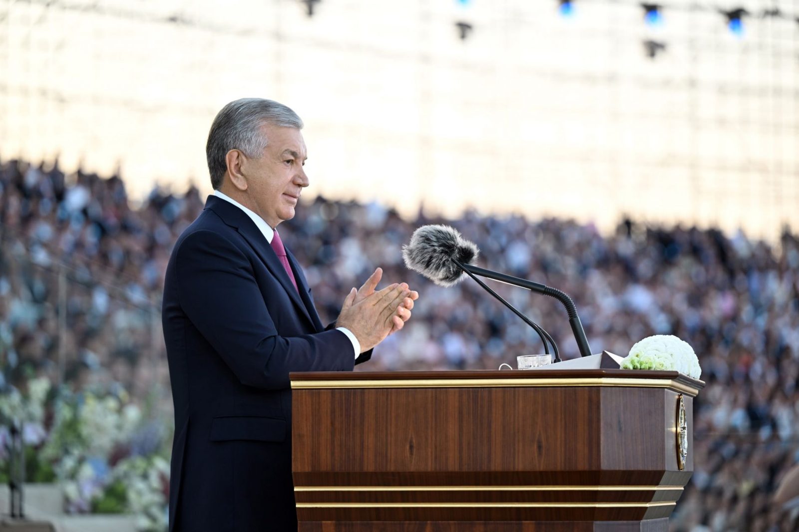 Prezident Şavkat Mirziyoyev Mustaqillikning 35 yilligiga bağişlangan tantanali marosimda nutq sözlamoqda